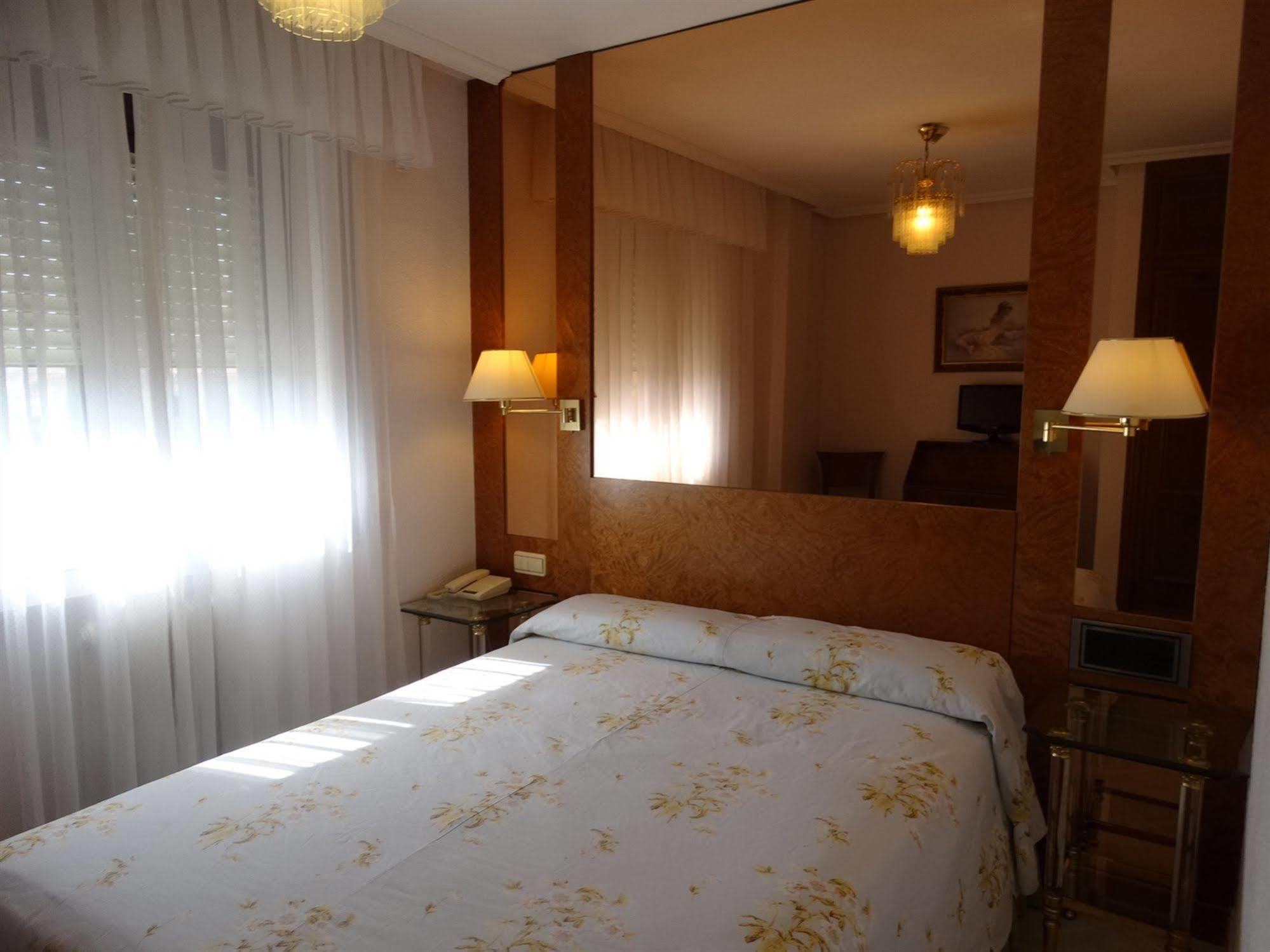 Le Petit Hotel Salamanka Zewnętrze zdjęcie